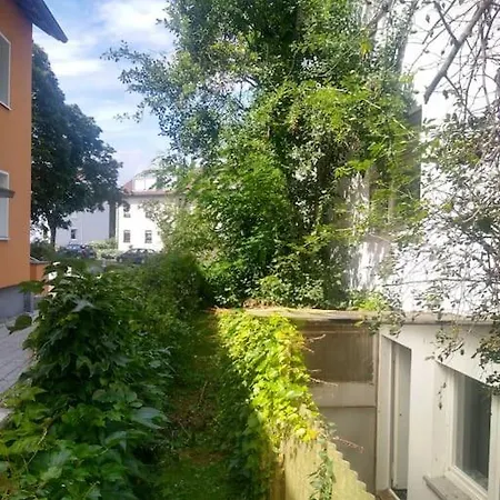 Im Souterrain Mit Uberdachter Terasse *