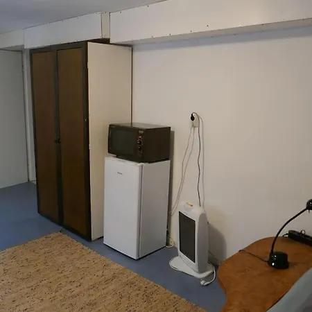 Im Souterrain Mit Uberdachter Terasse *